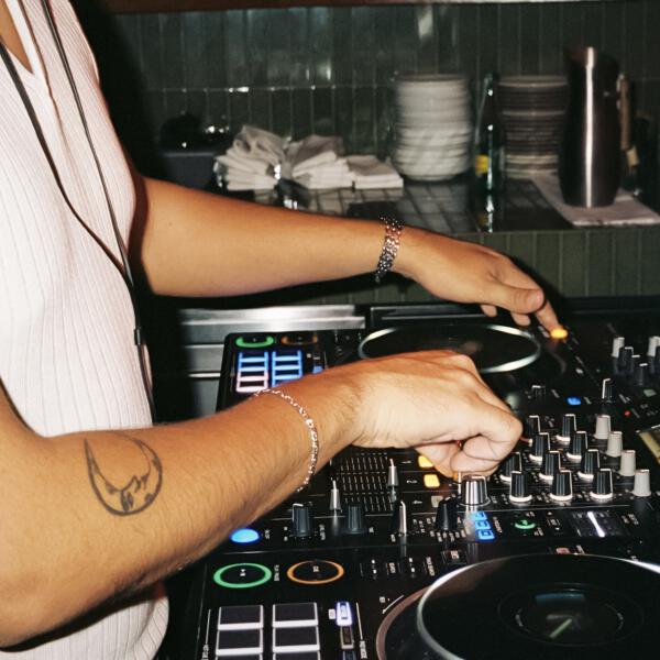 Téo Amo - Hold Somebody