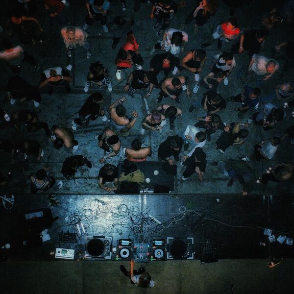 докури. - весь квартал танцует